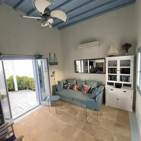 Holiday home Mimosa House